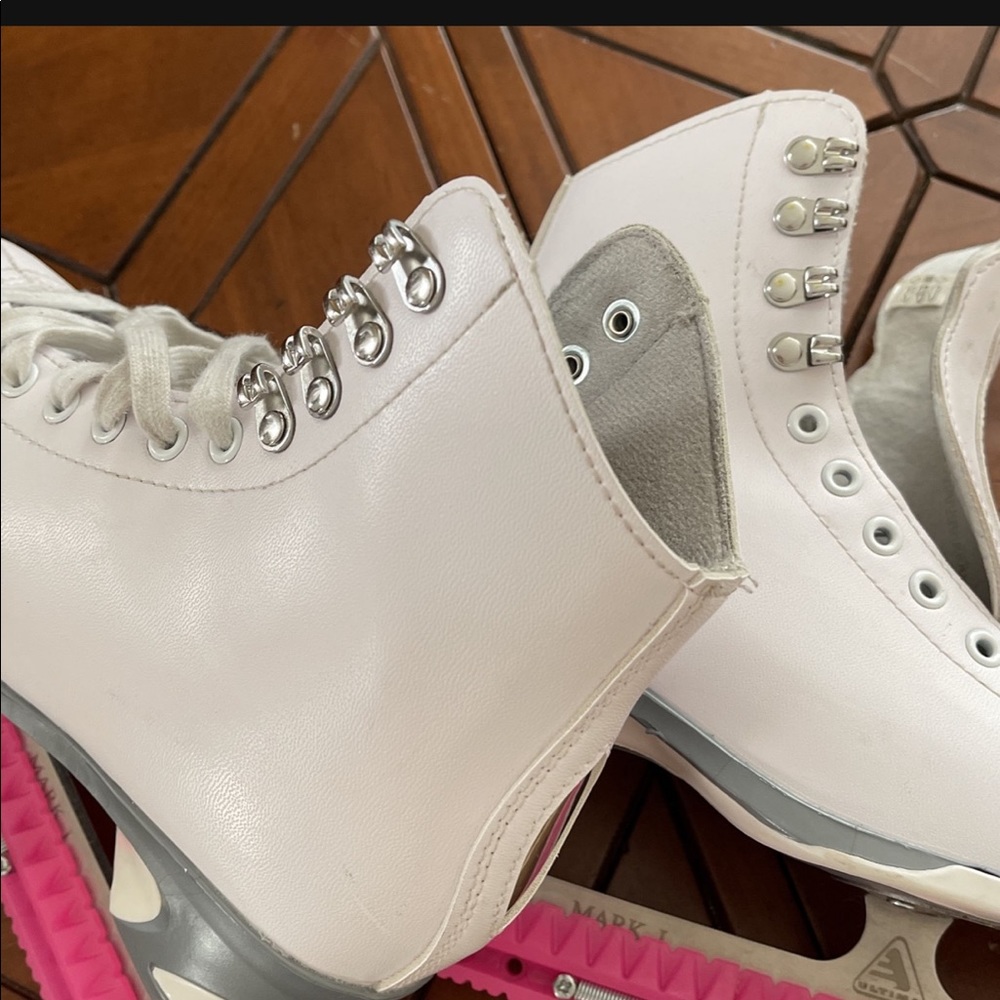 Free Shipping Like New Skates women size 5
